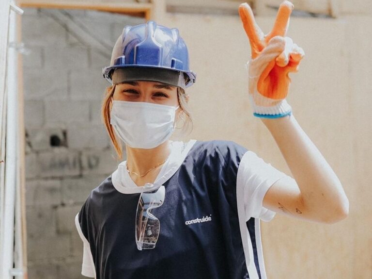 Sasha Meneghel participa de trabalho voluntário construindo casas