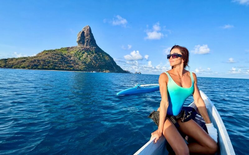 Tayane Dalazen explica que entrou no mar para observar os tubarões em seu ambiente natural, sem o objetivo de tocá-los, provocá-los ou produzir uma imagem de impacto para publicação.