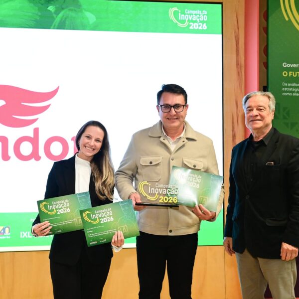 Fernanda Santos, Head de Inovação, e Gilson Gugelmin, Diretor Administrativo, Financeiro e Inovação, da Condor, celebram o 9º lugar conquistado pela empresa no ranking Campeãs da Inovação, do Grupo AMANHÃ.