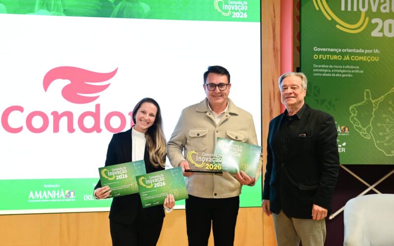 Fernanda Santos, Head de Inovação, e Gilson Gugelmin, Diretor Administrativo, Financeiro e Inovação, da Condor, celebram o 9º lugar conquistado pela empresa no ranking Campeãs da Inovação, do Grupo AMANHÃ.