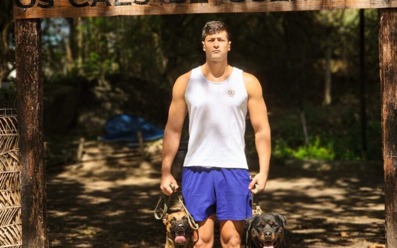 Soldado Fuzileiro Naval Lucas Oliveira Pereira conquistou a certificação internacional BH para o Cão de Guerra Quill.