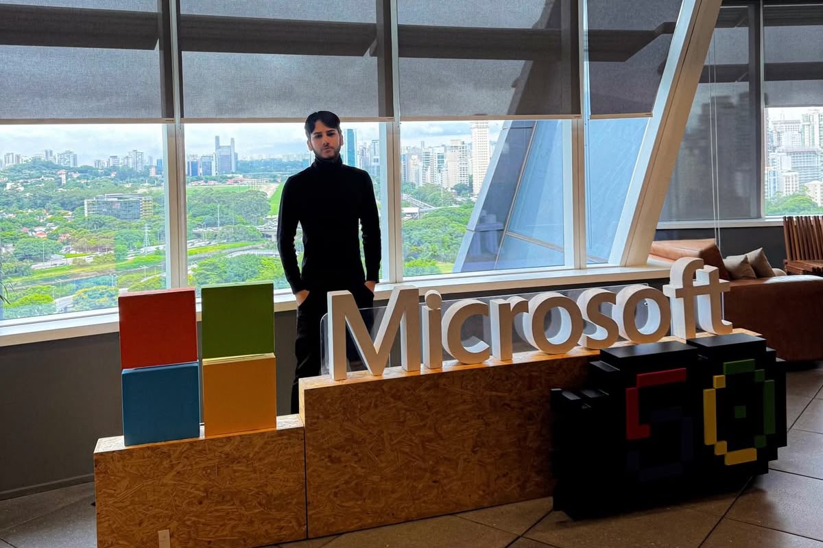 Byel durante visita a um ambiente corporativo ligado ao setor de tecnologia.