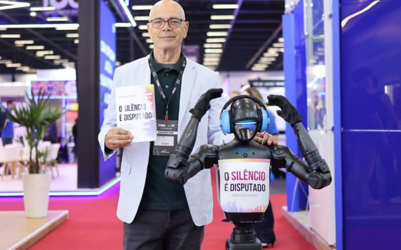 Edison Claro com o seu livro O Silêncio é Disputado.
