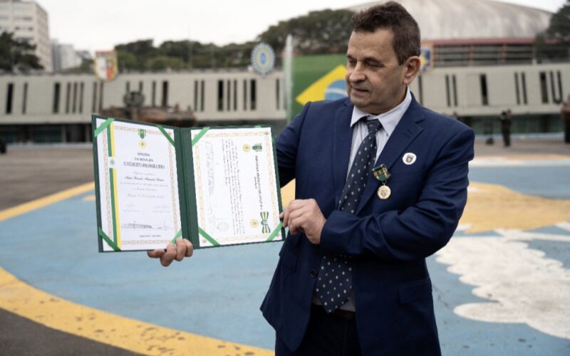 Urandir Fernandes de Oliveira recebe a Medalha do Exército Brasileiro
