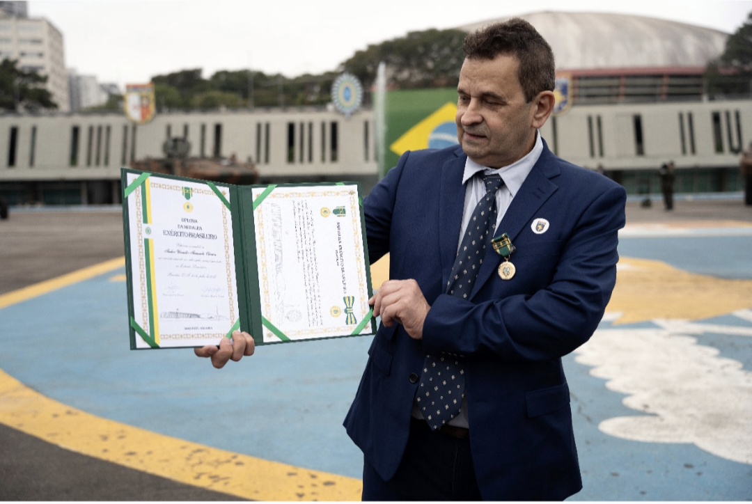 Urandir Fernandes de Oliveira recebe a Medalha do Exército Brasileiro