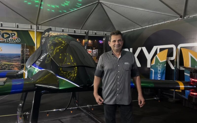 Urandir Fernandes de Oliveira, presidente de Dakila Pesquisas, ao lado do Skyros durante a 86ª Expogrande 2026.