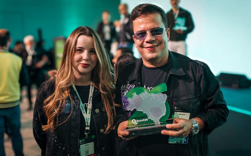 Mayara Vitor (à esquerda), cofundadora da Átomo Pay, e Danilo Oliveira, CEO da empresa, com o troféu de Melhor Gateway de Pagamento recebido no Afiliados Brasil 2026, em São Paulo.