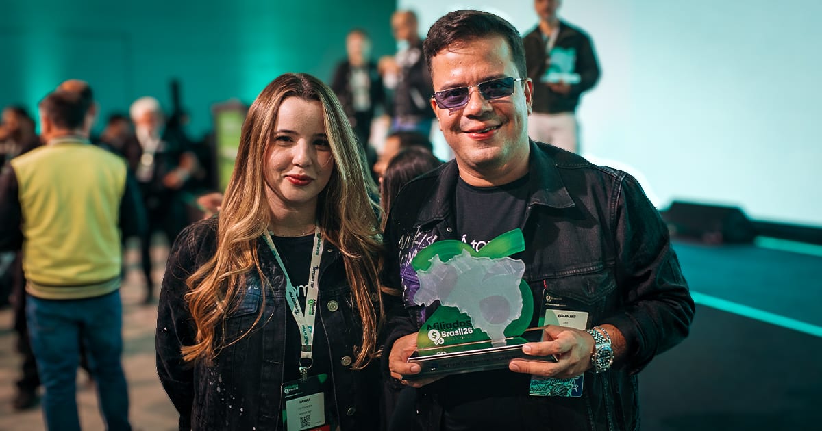 Mayara Vitor (à esquerda), cofundadora da Átomo Pay, e Danilo Oliveira, CEO da empresa, com o troféu de Melhor Gateway de Pagamento recebido no Afiliados Brasil 2026, em São Paulo.