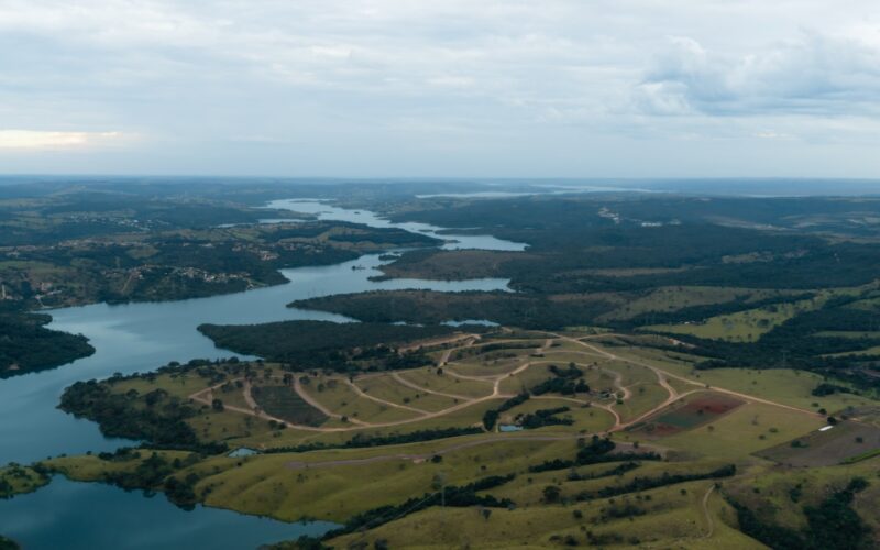Vias abertas na gleba da Fazenda do Lago, às margens do Corumbá IV: a infraestrutura avança antes da ocupação