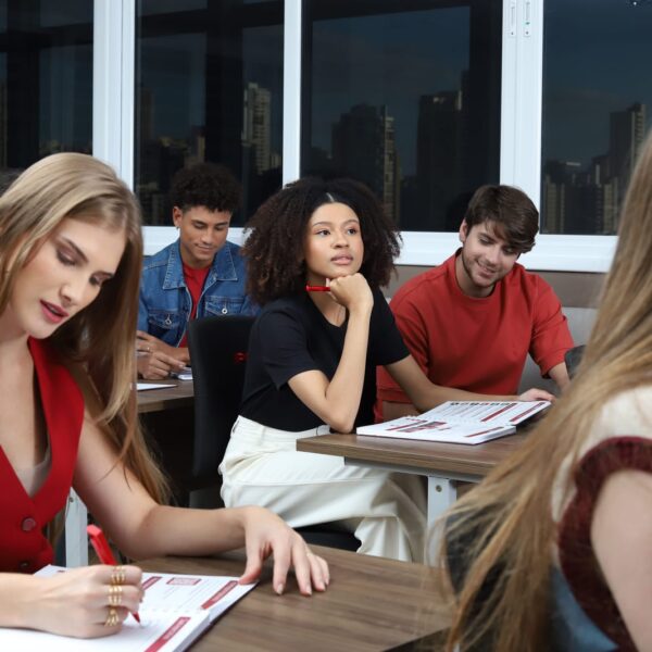 Alunos durante atividade em sala de aula do IPOG, em um ambiente de aprendizado.