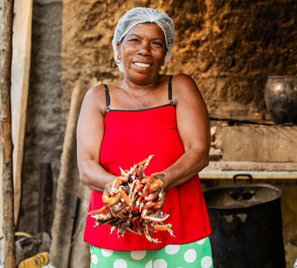 Mulher com caranguejos no litoral sul da Bahia