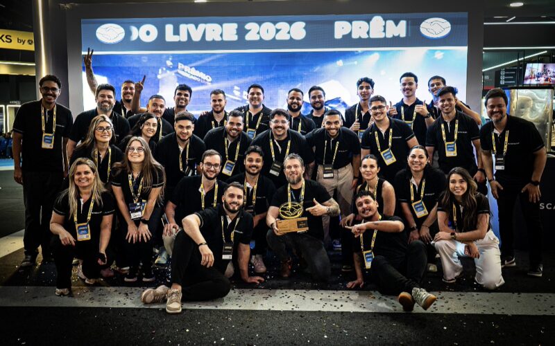 Dhiego Rosa (ao centro com o troféu em mãos) e a equipe do Grupo Escalada comemorando o prêmio de Melhor Consultoria Oficial do Mercado Livre, entregue no Mercado Livre Experience, em São Paulo, em setembro de 2026.
