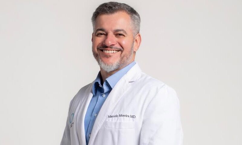 Dr. Marcelo Moreira realiza o lifting endoscópico para esconder as cicatrizes e cuidar da pele.
