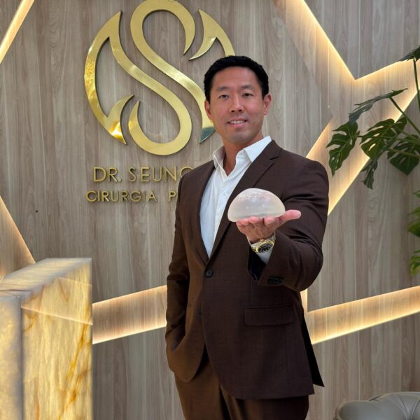 Dr. Seung Hoon Lee é graduado em Medicina, com residência médica em Cirurgia Plástica